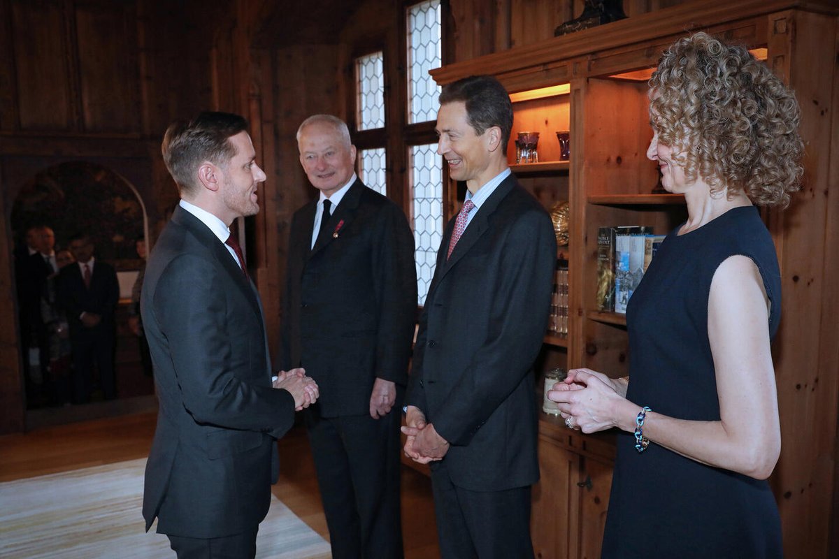 rwthofficial's tweet image. 🇱🇮
#Liechtenstein’s Prince Hans-Adam II with Hereditary Prince Alois and Hereditary Princess Sophie hosted the #NewYear2024 Reception for the cabinet, the diplomatic corps and various representatives at #Vaduz Castle.

📸 Roland Korner #FürstHansAdam #FürstenHaus