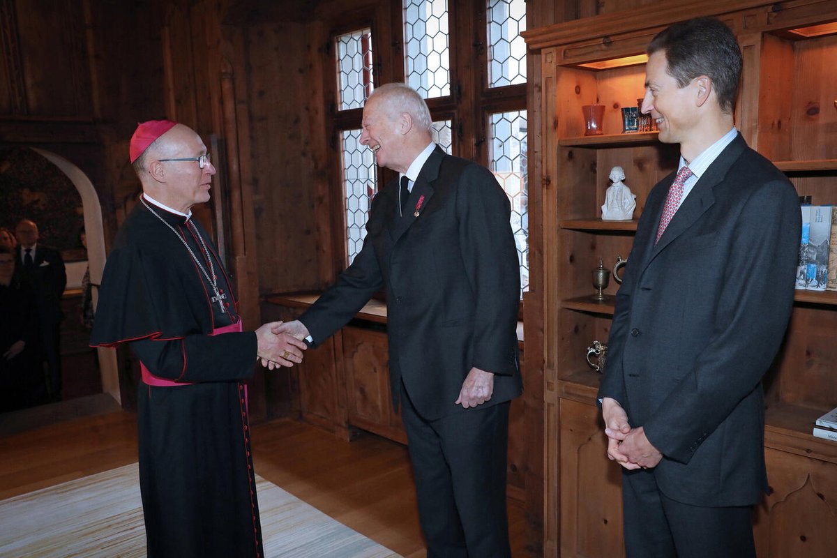rwthofficial's tweet image. 🇱🇮
#Liechtenstein’s Prince Hans-Adam II with Hereditary Prince Alois and Hereditary Princess Sophie hosted the #NewYear2024 Reception for the cabinet, the diplomatic corps and various representatives at #Vaduz Castle.

📸 Roland Korner #FürstHansAdam #FürstenHaus