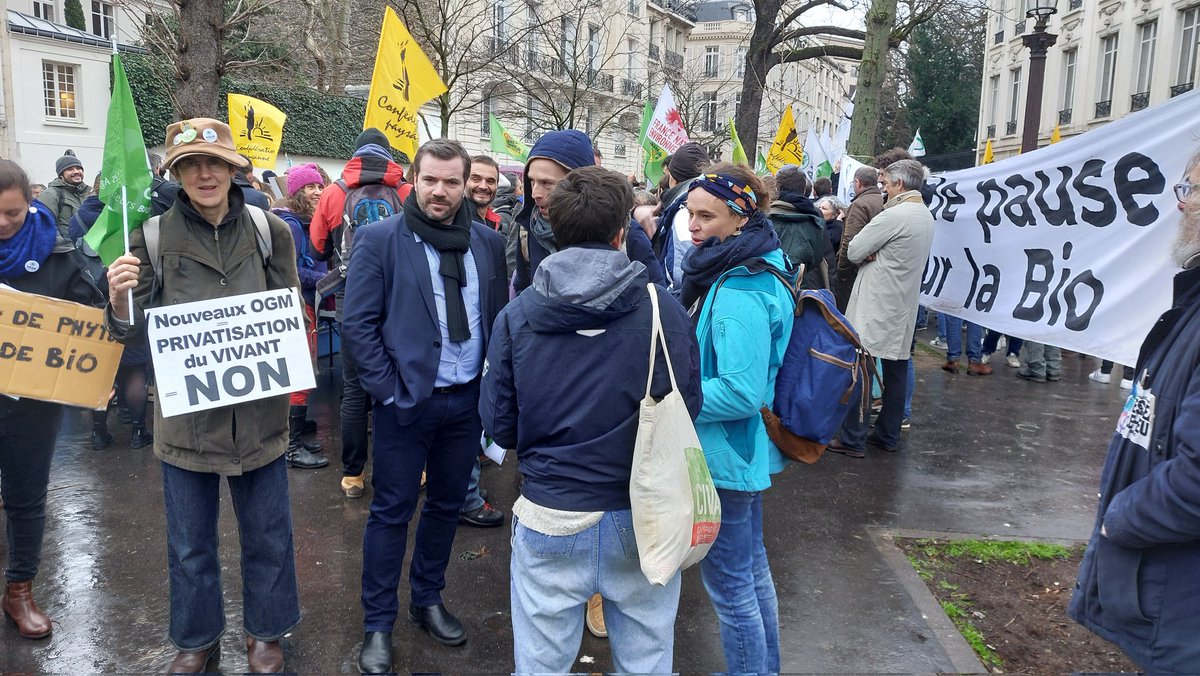 L'agriculture #bio de la #sarthe est présente à la manifestation devant l'assemblée nationale. Nous venons de rencontrer l'attachée parlementaire d'<a href="/leboucher_elise/">Élise Leboucher</a> et des journalistes pour demander une vraie reconnaissance de l'#agriculturebio par le gouvernement.