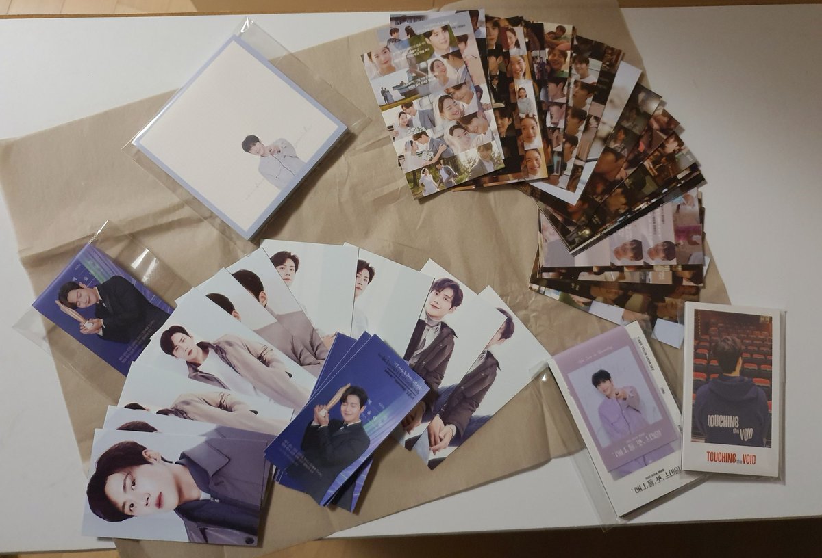 SeonhO_One's tweet photo. @seonho_record 레코드샘의 굿즈나눔🎁
너어어어어어어무 예쁘구요
너어어어어어어어무 김서노가 죤잘이구요
굿즈맛집이 여기 있었어요...헿🤤

저의 떤물함에 잘 보관하도록 하겠슴다💕 https://t.co/7a6Nvuzxej