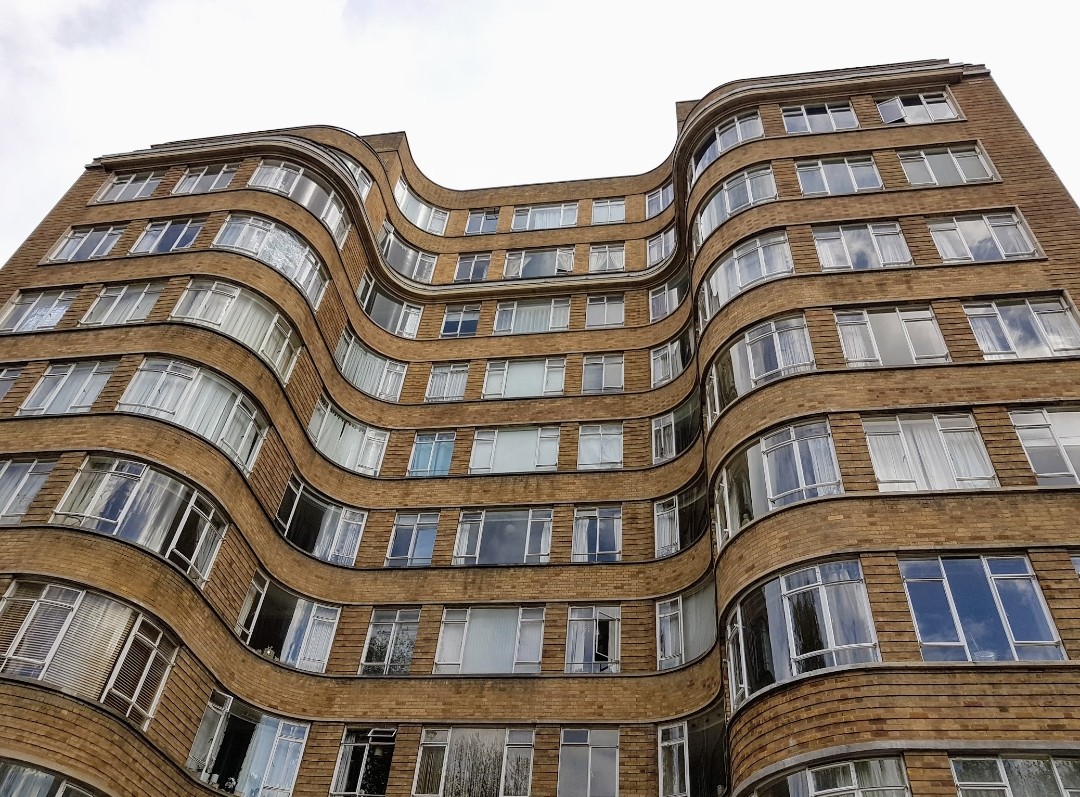 Florin Court 1936 Art Deco/Streamline Moderne. Smithfield, London #windowsonwednesday #gradeIIlisted #streetsoflondon #lifeinlondon #architecturephotography #streamlinemoderne