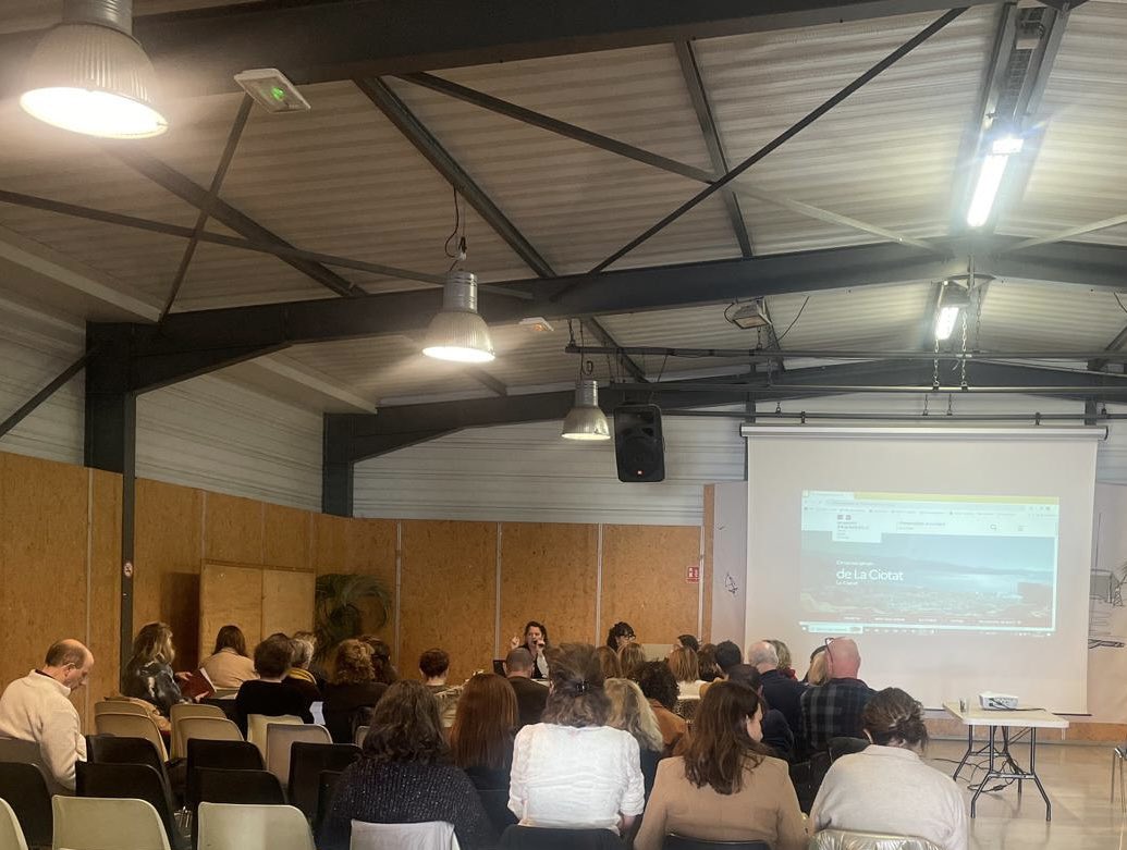 sand99's tweet photo. Réunion de directrices et directeurs circonscription de La Ciotat. Un temps d’échange indispensable, des témoignages de qualité et… un peu de sucre. Merci à tous et @eriplolotte pour les douceurs ! https://t.co/1Bgd5pWh0B