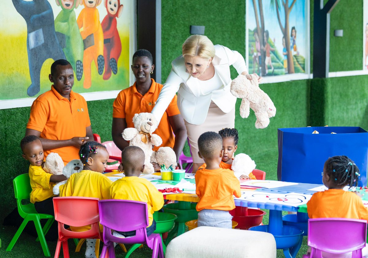 FirstLadyRwanda's tweet photo. Our Eza Early Childhood Development Center little ones welcomed our guests with warm Rwandan hospitality! 

Today, First Lady Mrs Jeannette Kagame received First Lady Agata Kornhauser-Duda of Poland at @UrugwiroVillage 's EZA ECD for a tour of the premises, a brief overview of the programme and a playtime session with our little angels.