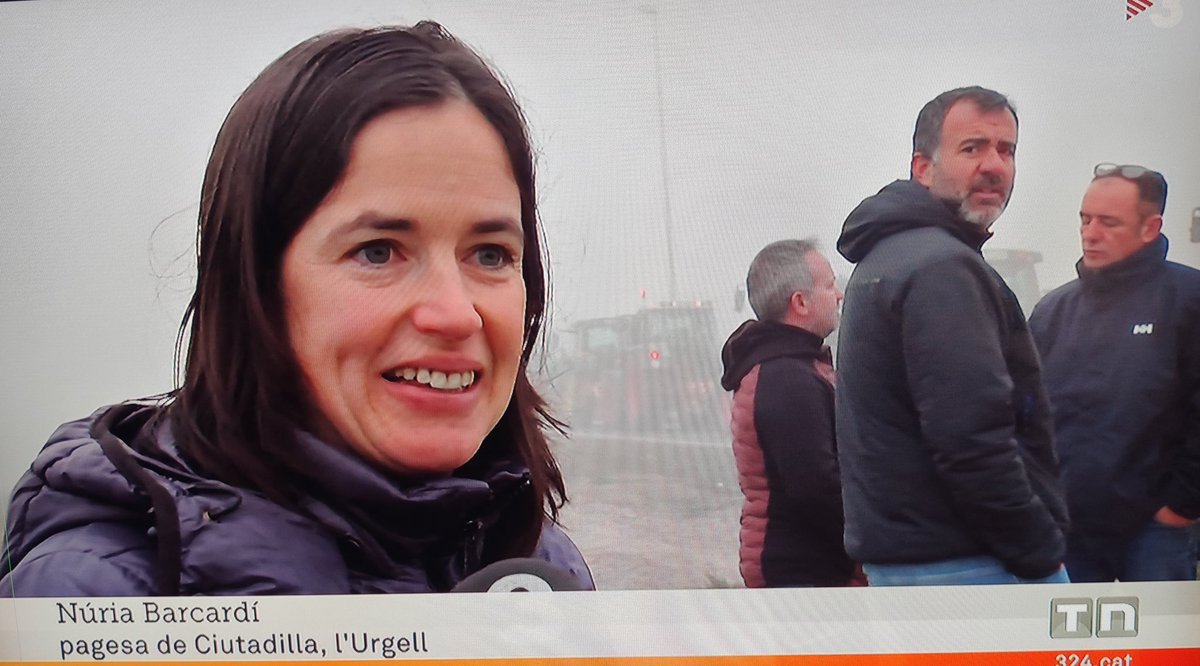 - TV3: Els pagesos, acostumats a treballar sota les inclemències del temps, aquesta boira no els aturarà pas.

- Núria Bacardí - pagesa de Ciutadilla: La boira no ens espanta, no, només faltaria. Ens espanten més los conills.

Sí senyora. Les coses tal com són 😜

Ole tu!! 👏👏😍