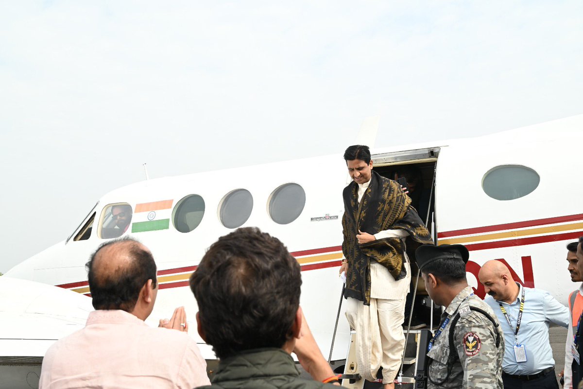 JaikyYadav16's tweet photo. कुमार विश्वास पहले कवि थे तो साधारण फ्लाइट और AC ट्रेनों में चलना होता था। इन्हें वक्त रहते समझ आ गया था कि अब इससे तो इतना ही हो पाएगा 

तो अब कुमार विश्वास श्री राम कथा ���हने लगे हैं और चार्टर प्लेन से उतरने लगे हैं। श्री राम कथा कहना अच्छी बात है मगर 

यह चार्टर प्लेन से उतरकर कथा पांडाल में बैठकर भगवान श्री राम के त्याग के बारे में बताएंगे। यह जीवन में हर चीज़ को मोह माया भी बताएंगे।

भगवान श्री राम त्याग और बलिदान का उदाहरण हैं जबकि आजकल इंसान उनके नाम पर चार्टर प्लेन में घूम रहे हैं।