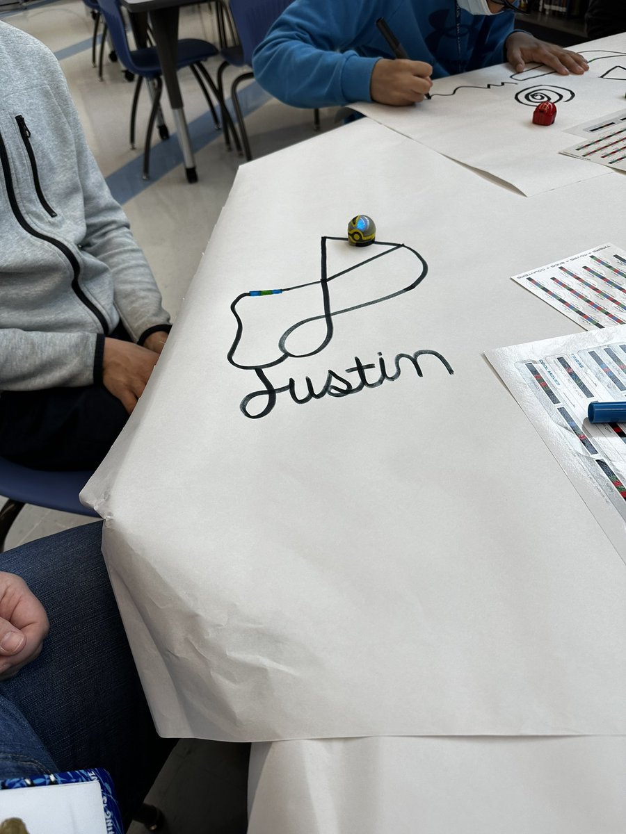 tempiecraven's tweet image. Color coding with Ozobots! @DrGarciaHS @DJGHSAthletics @Ozobot @PrincipalOtero @pbcsd @PBCSDSTEM @Ed_Tierney1 @561Sdpbc @MrsGreen1997 @emapbc @LibraryCurrent #lovemylibrarypbcsd