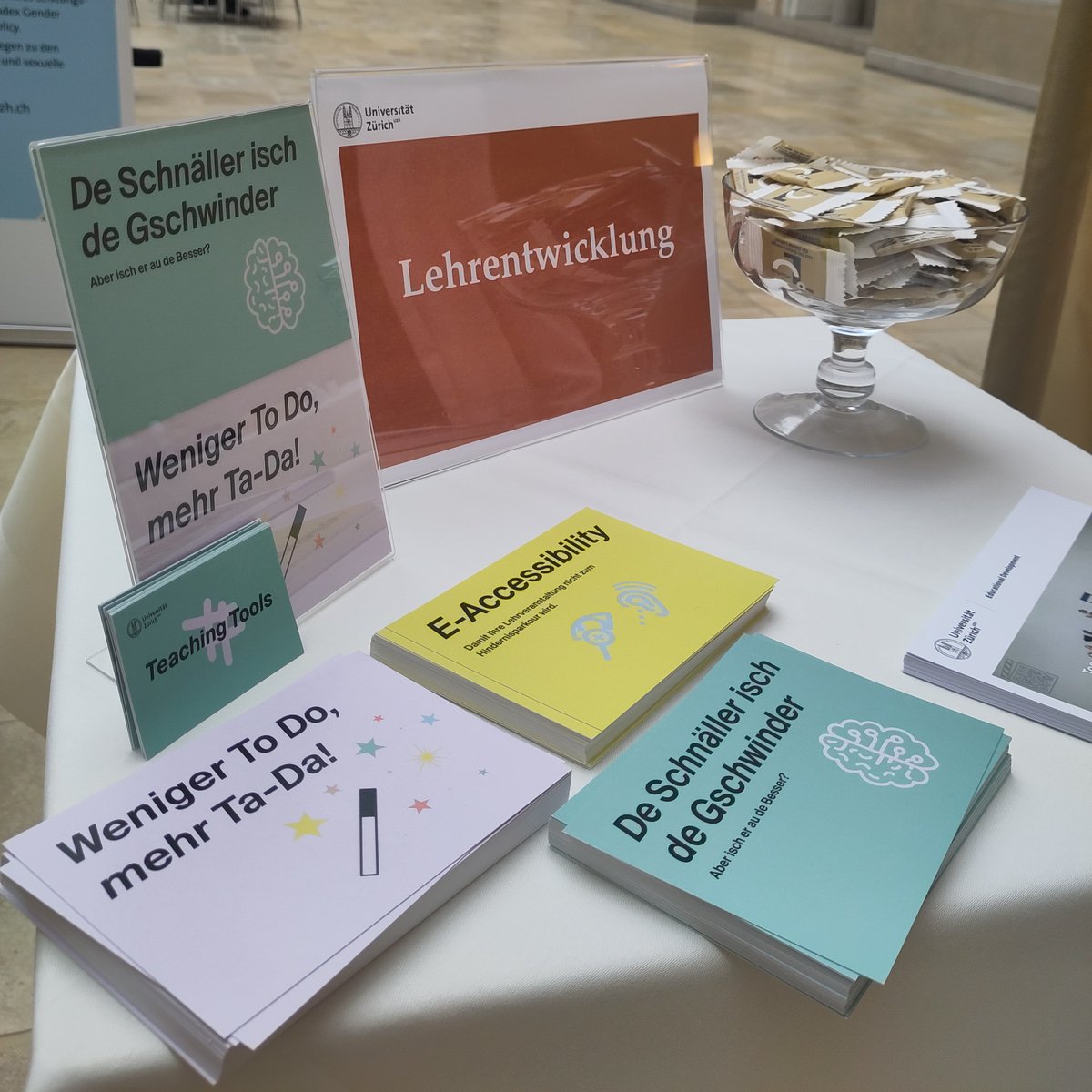 Ein Bild sagt mehr als tausend Worte – genau wie unsere neuen Postkarten, die heute beim UZH Welcome Day für Mitarbeitende Premiere feierten! <a href="/UZH_ch/">Universität Zürich</a>