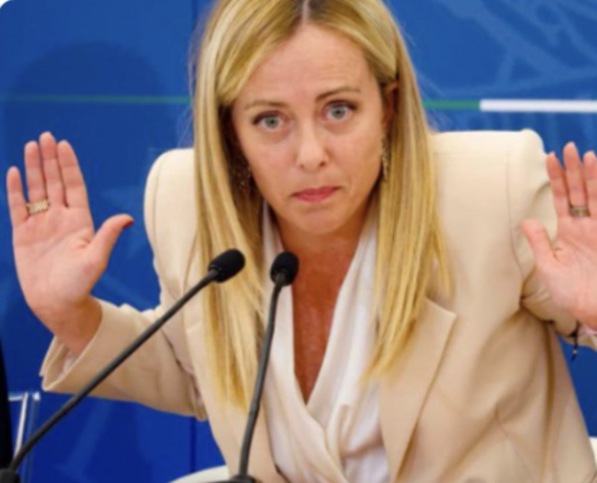 La sua maggioranza,
è piena di indagati, 
condannati e rinviati 
a giudizio.

È COLPA DEI 
GOVERNI PRECEDENTI!