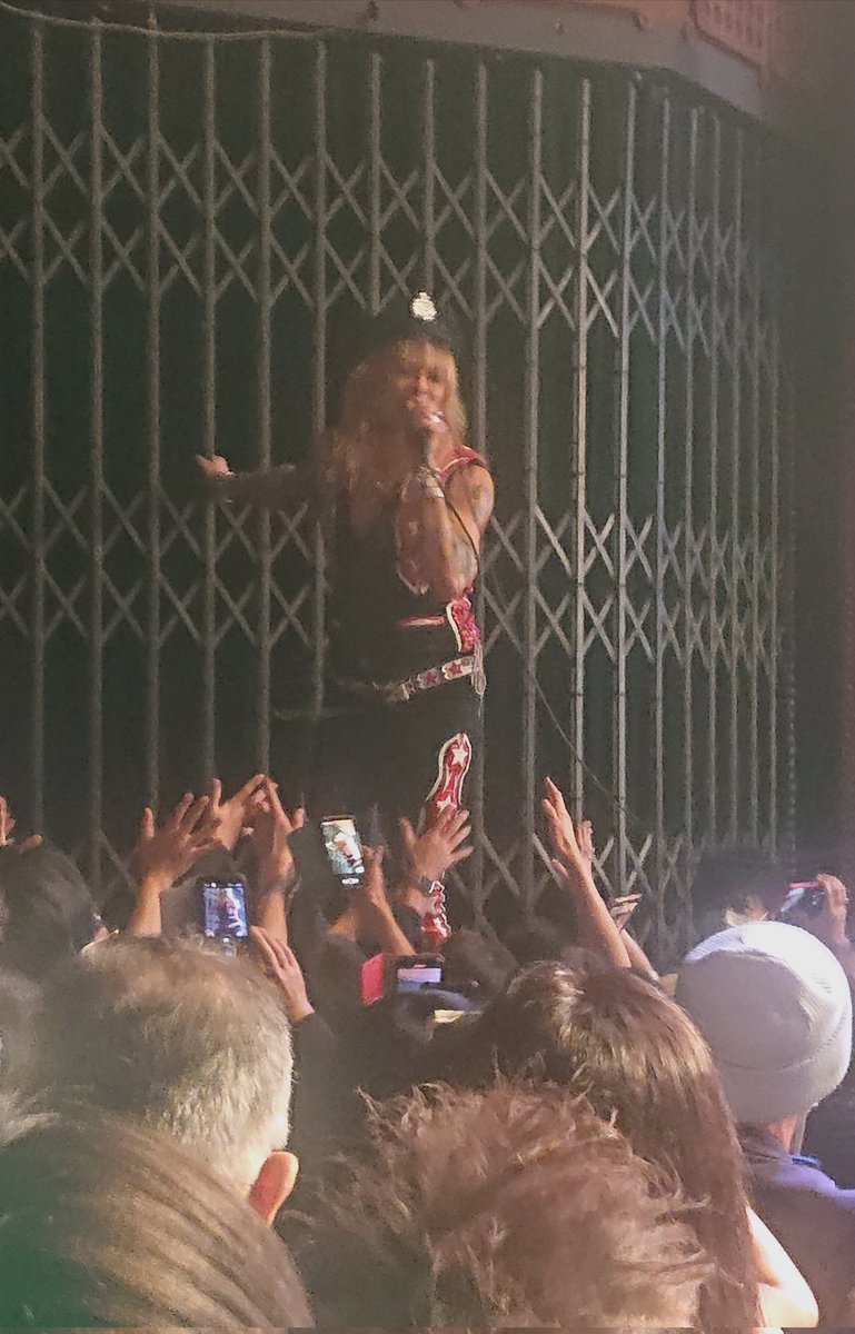 3_sin's tweet image. Things are different today, back in N.Y.…
Ballad of the L.E.S. 聴くと泣けてくる系のおじさんなんですが、モンちゃん下手側の最奥まで無理やり来てくれました！

ロックスターとは何か
それはマイケル・モンローである✨

#MichaelMonroe