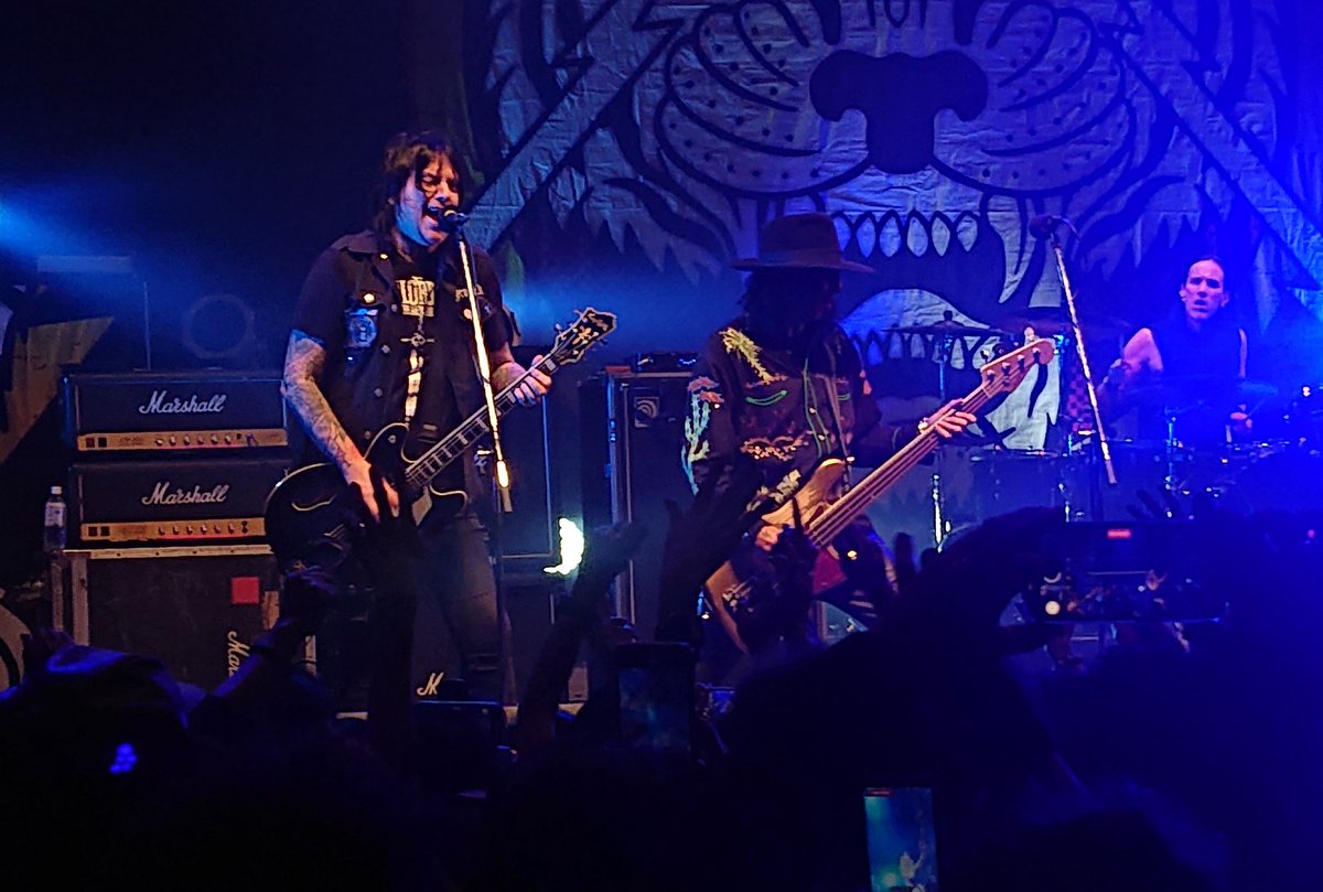 3_sin's tweet image. Things are different today, back in N.Y.…
Ballad of the L.E.S. 聴くと泣けてくる系のおじさんなんですが、モンちゃん下手側の最奥まで無理やり来てくれました！

ロックスターとは何か
それはマイケル・モンローである✨

#MichaelMonroe