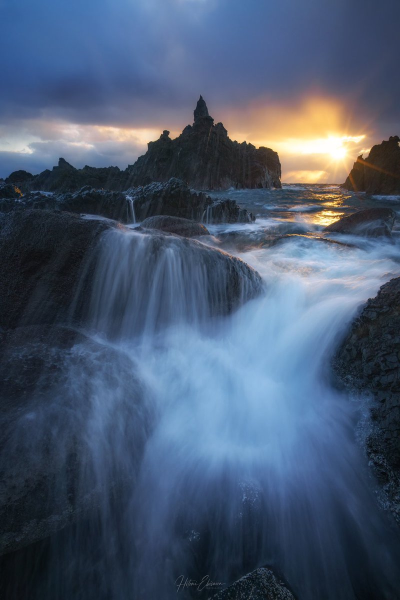 冬の日本海に射す一筋の光