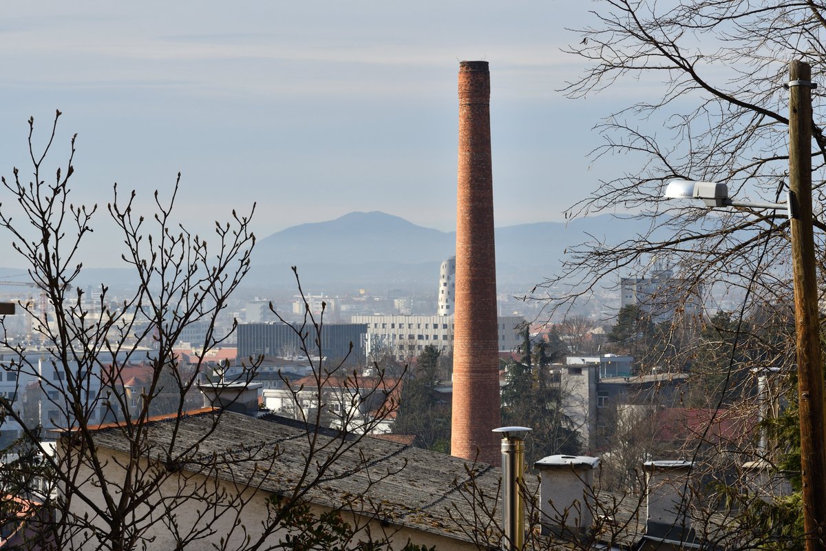 ZgMagazin's tweet photo. Cigleni dimnjak iz Vinogradske uskoro odlazi u povijest

Započeli su radovi na uklanjanju bolničkog dimnjaka KBC-a Sestre milosrdnice visokog 56 metara. Rušit će se i ciglena ograda bolnice između Vinogradske ceste i Durstove ulice. Objekti su oštećeni u potresima 2020. godine. https://t.co/HVcfssudGB