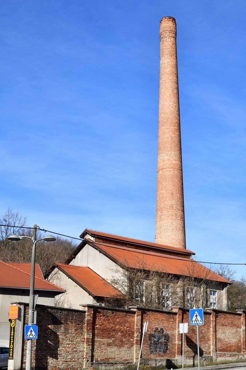 ZgMagazin's tweet photo. Cigleni dimnjak iz Vinogradske uskoro odlazi u povijest

Započeli su radovi na uklanjanju bolničkog dimnjaka KBC-a Sestre milosrdnice visokog 56 metara. Rušit će se i ciglena ograda bolnice između Vinogradske ceste i Durstove ulice. Objekti su oštećeni u potresima 2020. godine. https://t.co/HVcfssudGB