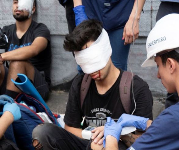 andres20ad's tweet photo. Evelyn Matthei: "Piñera va a ser recordado por no haber respondido con violencia a la violencia del estallido social."

40 muertos
400 heridos en los ojos
8.827 víctimas de la represión del gobierno

Quién miente con hechos de sangre es porque es un infeliz desgraciado. https://t.co/lLyZpfSITI