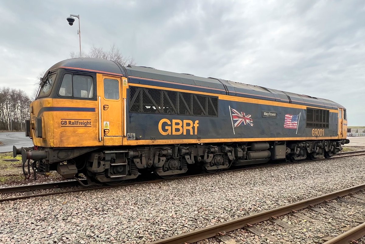 Three (!) years ago, I painted 69001 on a piece of ballast for a @samaritans charity auction, along with 30 others, lovingly known as Bessie’s Ballast. This year, I finally got to see it in the flesh. A real ‘pinch me’ moment 💚💙🧡