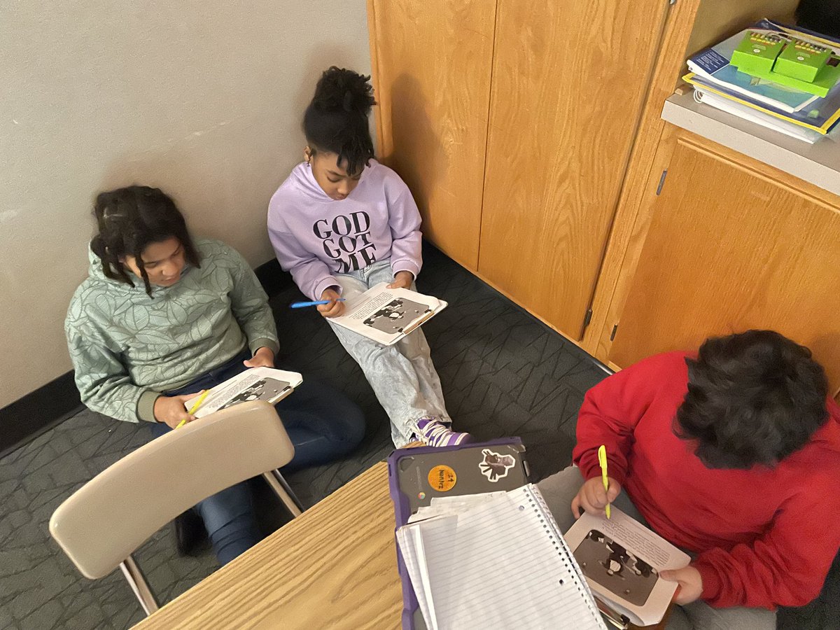 Students are reading with partners to find words with VV syllable pattern.