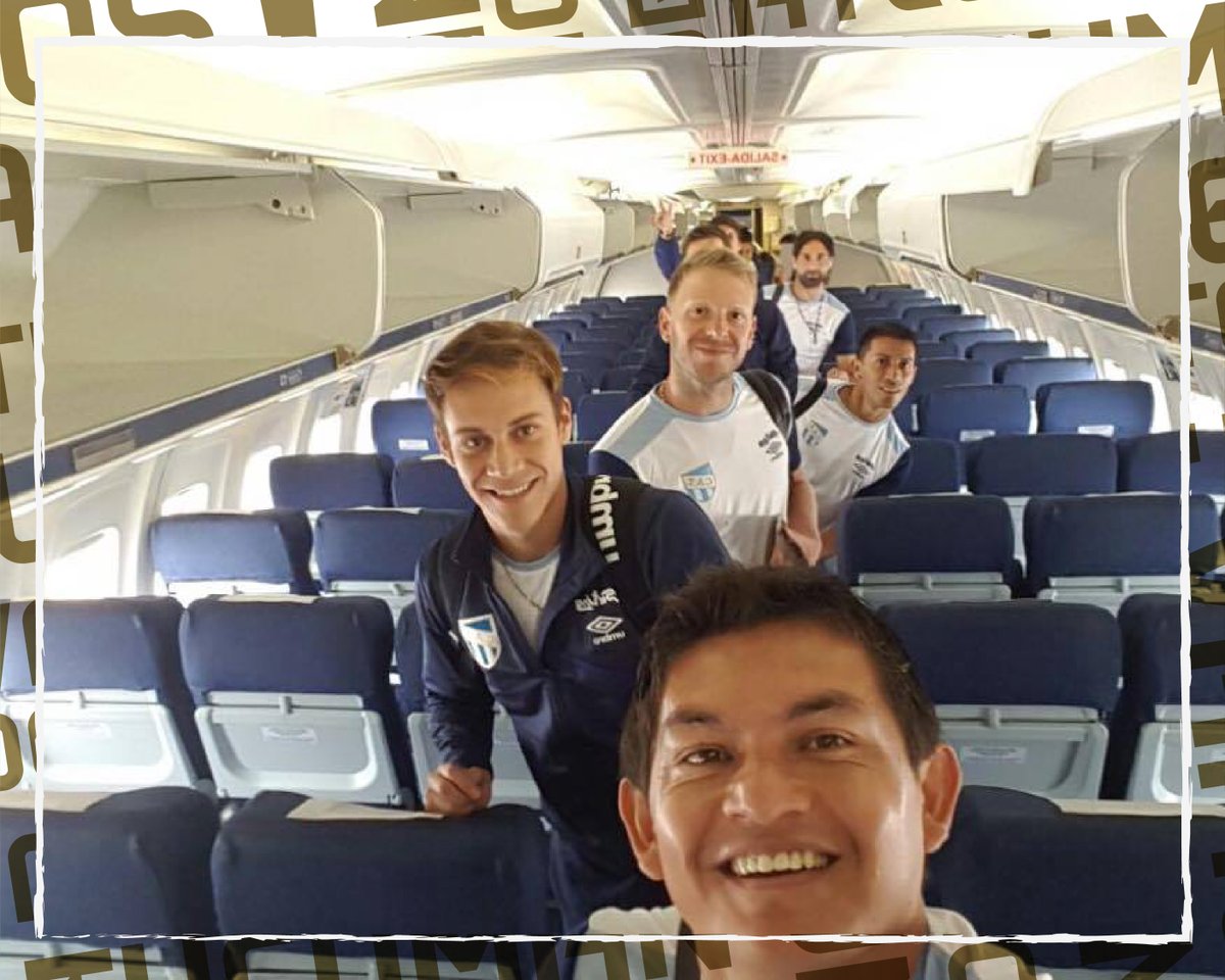 🔙 #HistoriaDecana | A 7 años de #LaHazañaDeQuito, 10 momentos de una jornada inolvidable. 🇦🇷✈🇪🇨

1⃣ Selfie en el avión. Pulga Rodríguez encabeza la fila. Atlético parte desde Tucumán a Ecuador para su primer partido oficial en el exterior.