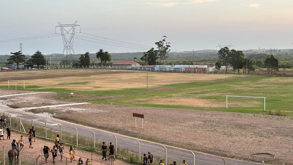 Las canchas 1 y 2 se les rompió el regado de las canchas, desde la dirigencia esperan que “llueva un poco” mientras se repone el sistema de riego así no se sigue deteriorando.