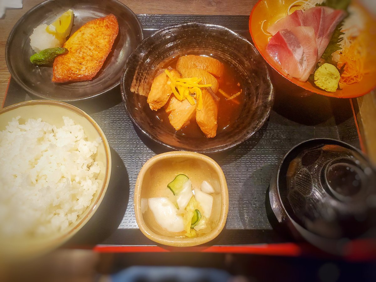 bigdada1011's tweet photo. 今日の夕飯🍴
鰤づくし定食🎶刺身、煮付け、焼き
ある意味、健康食！押忍。 https://t.co/GvQ6SAqwPx