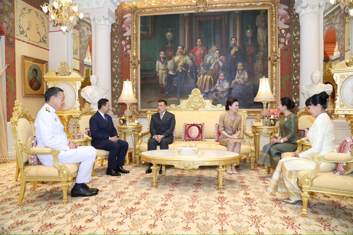 prd_official's tweet photo. พระบาทสมเด็จพระเจ้าอยู่หัว เสด็จออกพร้อมด้วย สมเด็จพระนางเจ้า ฯ พระบรมราชินี
พระราชทานพระบรมราชวโรกาสให้ นายเศรษฐา ทวีสิน นายกรัฐมนตรี นำ สมเด็จมหาบวรธิบดี ฮุน มาเนต นายกรัฐมนตรีราชอาณาจักรกัมพูชา และ ภริยา เข้าเฝ้าฯ
ในโอกาสเดินทางเยือนประเทศไทยอย่างเป็นทางการ https://t.co/Zf42bFDlD5