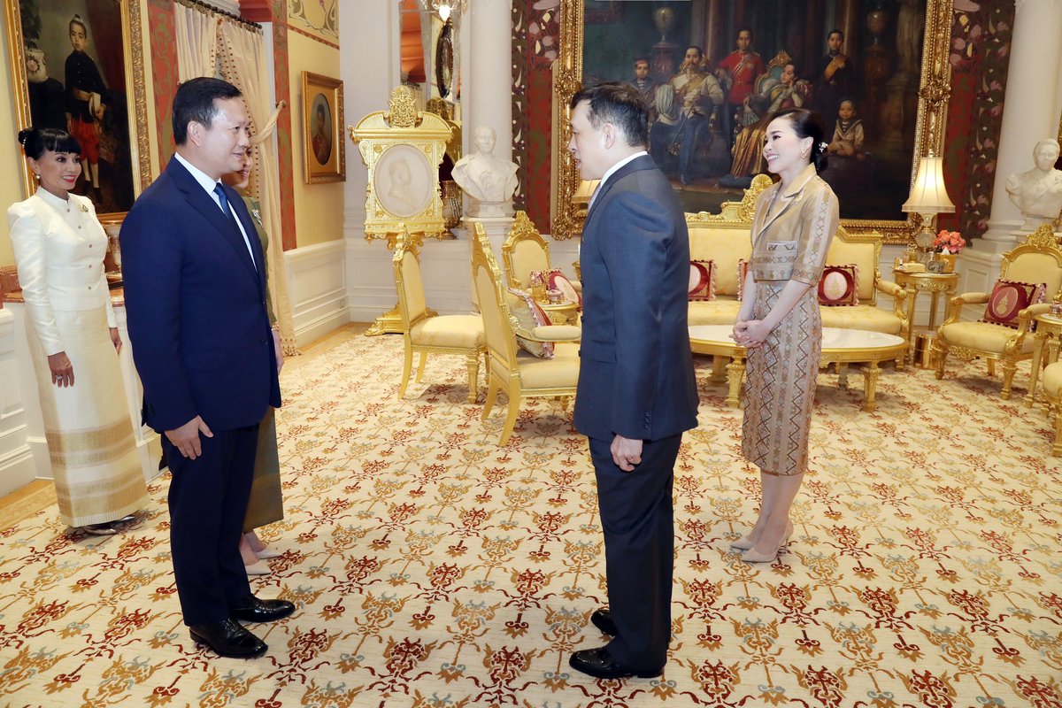 prd_official's tweet photo. พระบาทสมเด็จพระเจ้าอยู่หัว เสด็จออกพร้อมด้วย สมเด็จพระนางเจ้า ฯ พระบรมราชินี
พระราชทานพระบรมราชวโรกาสให้ นายเศรษฐา ทวีสิน นายกรัฐมนตรี นำ สมเด็จมหาบวรธิบดี ฮุน มาเนต นายกรัฐมนตรีราชอาณาจักรกัมพูชา และ ภริยา เข้าเฝ้าฯ
ในโอกาสเดินทางเยือนประเทศไทยอย่างเป็นทางการ https://t.co/Zf42bFDlD5
