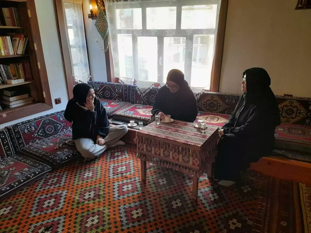 Kadınlarımız güzel vakit geçirmek için Kadın Kültür Evimizi ziyaret ediyor.