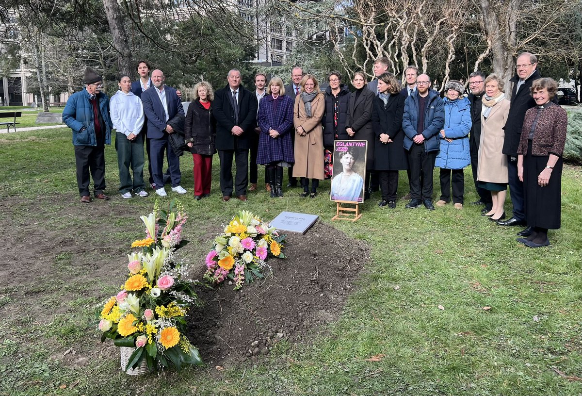 🌟 Historic moment in #Geneva ! Eglantyne Jebb, the visionary behind the Geneva Declaration & @save_children is receiving a posthumous honor. Her remains are reinterred in the prestigious Cemetery of Kings marking 100 years of the Declaration, a cornerstone in #childrensrights 🌍