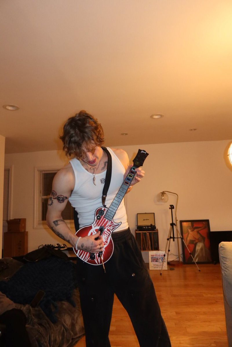 hackerwrightBR's tweet image. 📲| Mais alguém que curte um Guitar Hero? ❤️🔥😝
vinniehacker via X