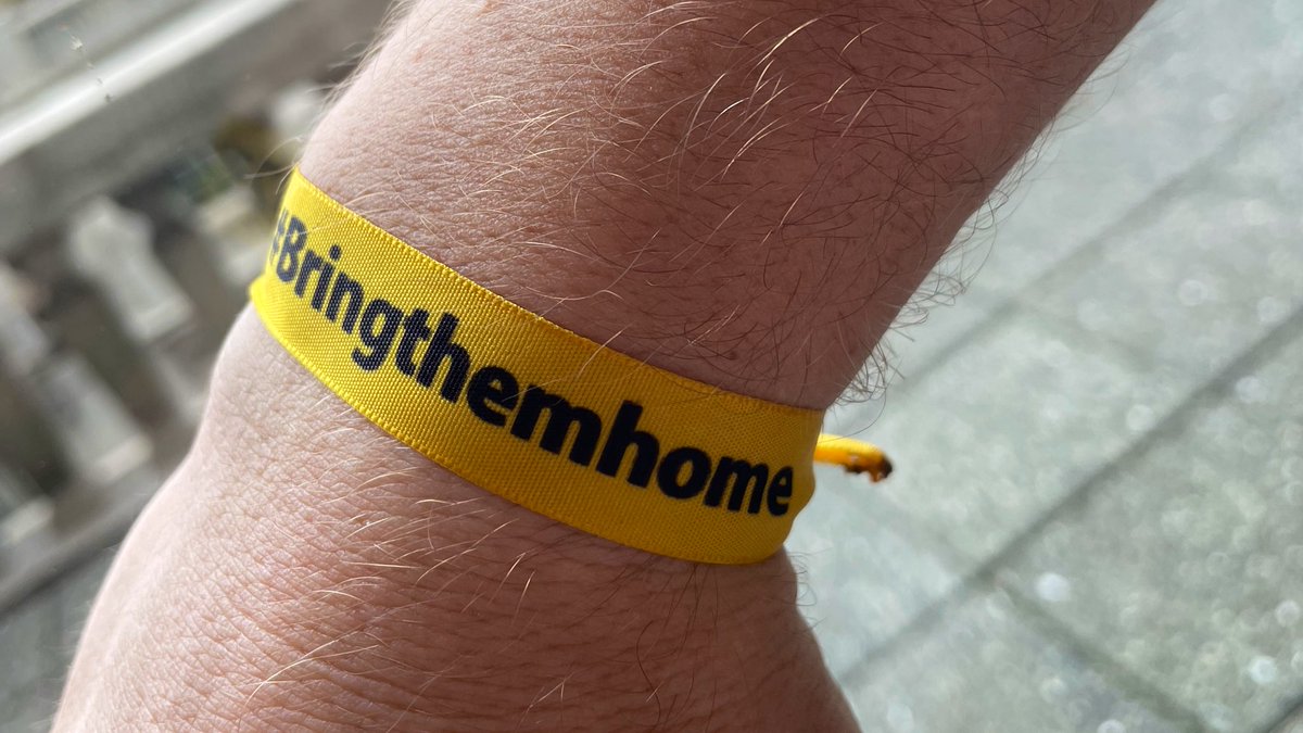 ezebacher's tweet photo. Hace 4 meses tengo esta cinta en mi muñeca. No hay día que no piense en Kfir, Naama, Hersh, los hermanos Horn, y todos los niños, niñas, jóvenes y abuelos que siguen secuestrados por el grupo terrorista Hamas.

#BringThemHome 🎗️ https://t.co/tL4EioytIv