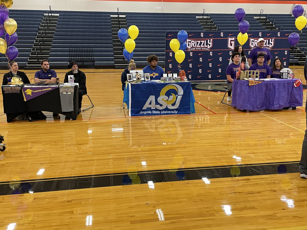 3 of our Offensive Lineman who played a huge part of our offense and team these past 4 years are signing the LOI this morning.  So proud of these young men and they will missed. <a href="/Cam_Mor76/">cameron</a> <a href="/mailloux_tyler/">Tyler Mailloux</a> <a href="/fischer_koen/">Koen Fischer</a>