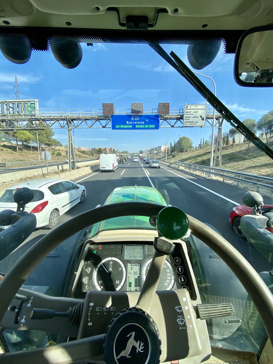 Danideldelta's tweet photo. Entrant en lo meu SUV. 
Mescla total de vehicles 😂
Molts centenars de tractors. https://t.co/7hOupd8zNl