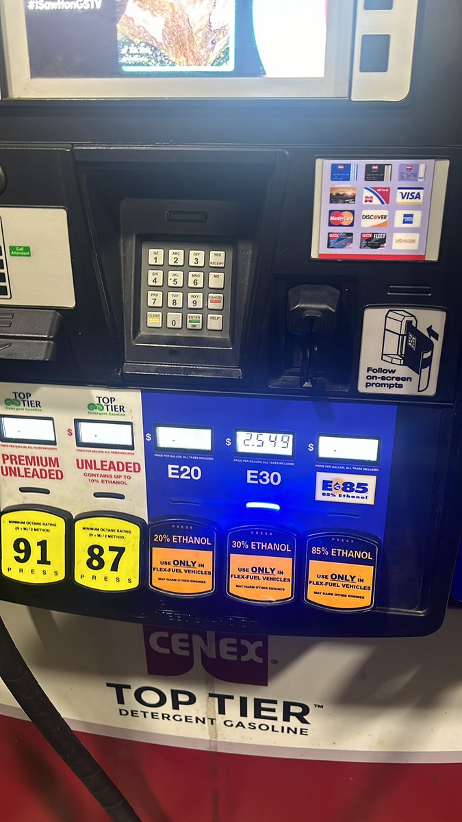 ndrockfarmer's tweet photo. What do you fill with when your on your way to #AOI, of course home grown #E30 💪 #ethanol #NDcorn https://t.co/DK1Ca4LurO