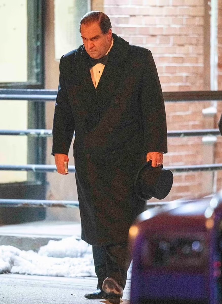 Ozpenguinbrasil's tweet photo. Finalmente o visual clássico de Oz Cobblepot.
As filmagens seguem em andamento em Nova York. https://t.co/HwvTwz14Do