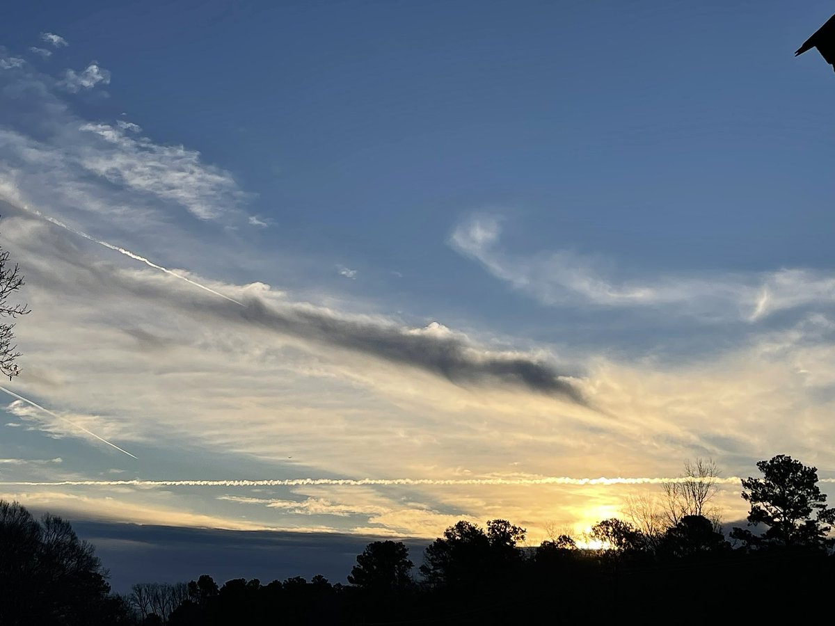 11loveGod11's tweet photo. #Chemtrails #EastTexas #NoSunshineToday #WeNeedTheSun #MakingUsSick #WHO #WEF #Texas #OneWorldOrder #Cloudy #StratosphericAerosolInjection https://t.co/kXfgv2xNb5