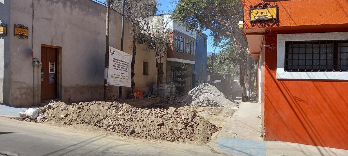 NelyPonce11's tweet photo. @TlalpanVecinos Ya ni se diga en la calle de calvario tienen 6 meses con unos metros de calle y esta cerrada desde entonces. No puede ser que no puedan terminarla. https://t.co/UM83DFY10P