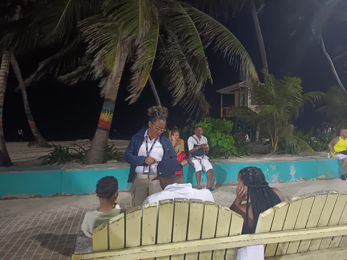 MigracionCol's tweet photo. #MigraciónEnLosTerritorios | En San Andrés @MigracionCol trabaja de manera articulada con @PoliciaColombia, #OCCRE y la Secretaria de Seguridad y Convivencia Ciudadana, para realizar actividades de verificación en las playas más visitadas por turistas nacionales y extranjeros. https://t.co/kGWLETsInf
