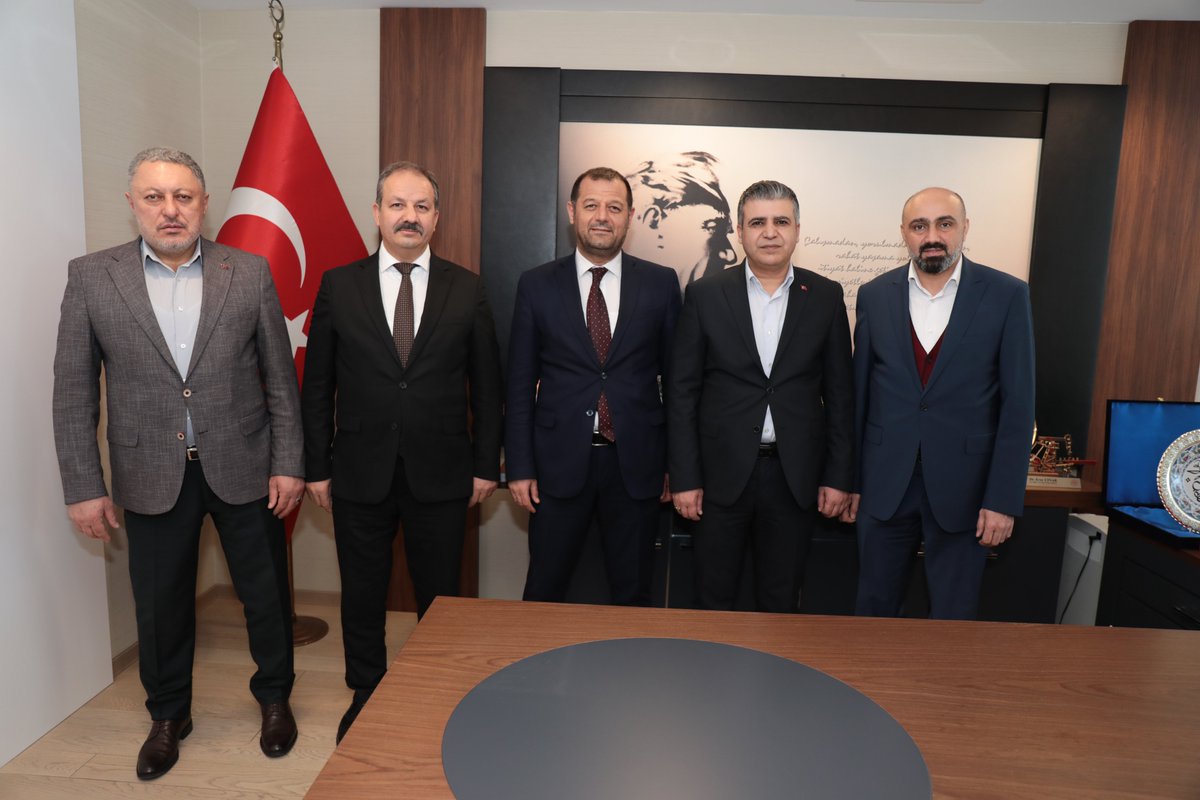 sagliksen's tweet photo. Sağlık-Sen Genel Başkanı Mahmut Faruk Doğan ve yönetim kurulu üyeleri, Sağlık Bakanlığı Acil Sağlık Hizmetleri Genel Müdürü Doç. Dr. Eray Çınar’a ziyaret gerçekleştirdi.

Ziyarette, “112 İstasyonlarının Sorunlarına Dair Değerlendirmeler ve Çözüm Önerileri" başlıklı rapor, Genel Müdür Çınar ile paylaşıldı.
⤵️
https://t.co/hshqGnNMzr