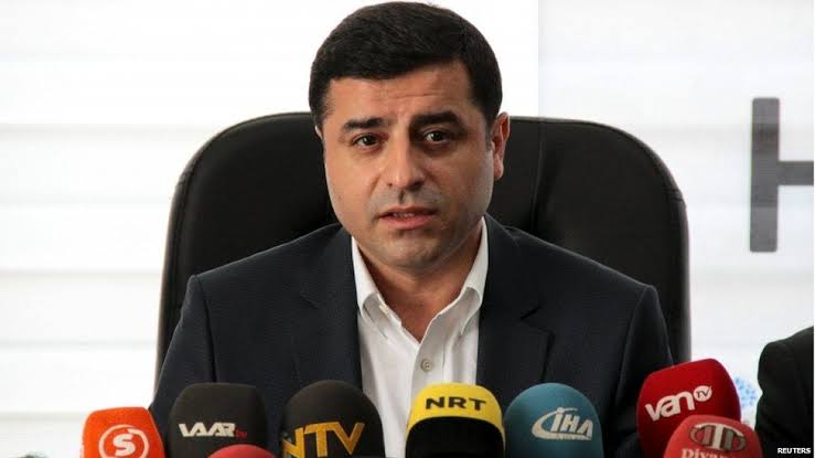 durushabercom's tweet photo. Başak Demirtaş'ın adaylıktan çekilmesine ilişkin Selahattin Demirtaş'tan açıklama geldi. Milletvekilleri aracılığıyla açıklama yapan Demirtaş şöyle dedi: "Başak hanımın adaylık açıklaması partimize güç vermek içindi, geri çekilme açıklaması da partimizin bilgisi dahilinde" https://t.co/17MBBz0KJn