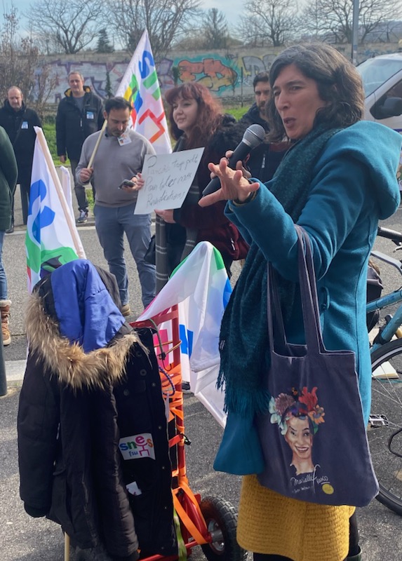 SNES_toulouse's tweet photo. Prise de parole des #contractuel-les pour exprimer les revendications : traitement correct par @actoulouse, perspectives de titularisations massives. Témoignages terribles de nos #collègues au micro. https://t.co/KKuBR0bLbL