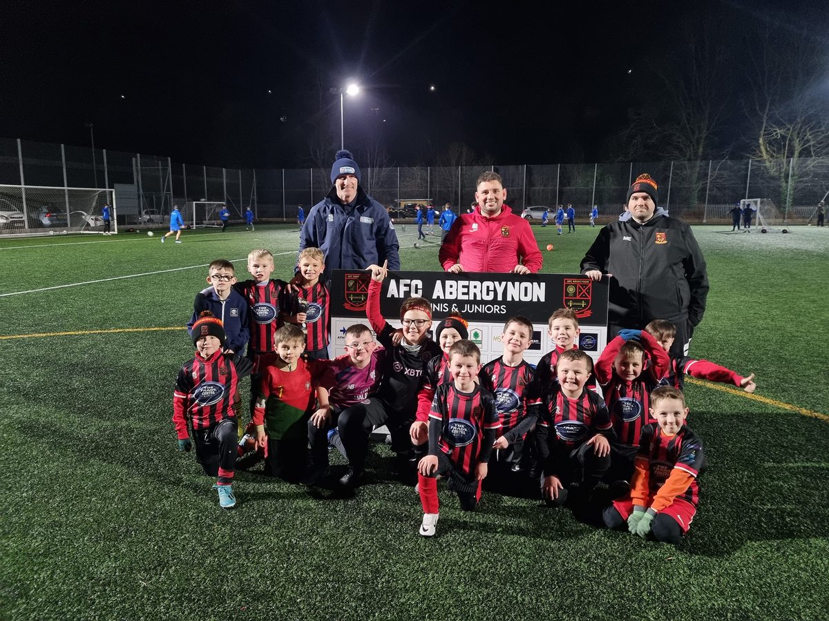 The under 8s received a full match day kit from the Trade Centre Group's Kit Klub initiative this year and if that wasn't exciting enough...one of our Kit Klub Brand Ambassadors Gareth 'Alfie' Thomas surprised the players on Monday by attending a training session.
⚽️❤️