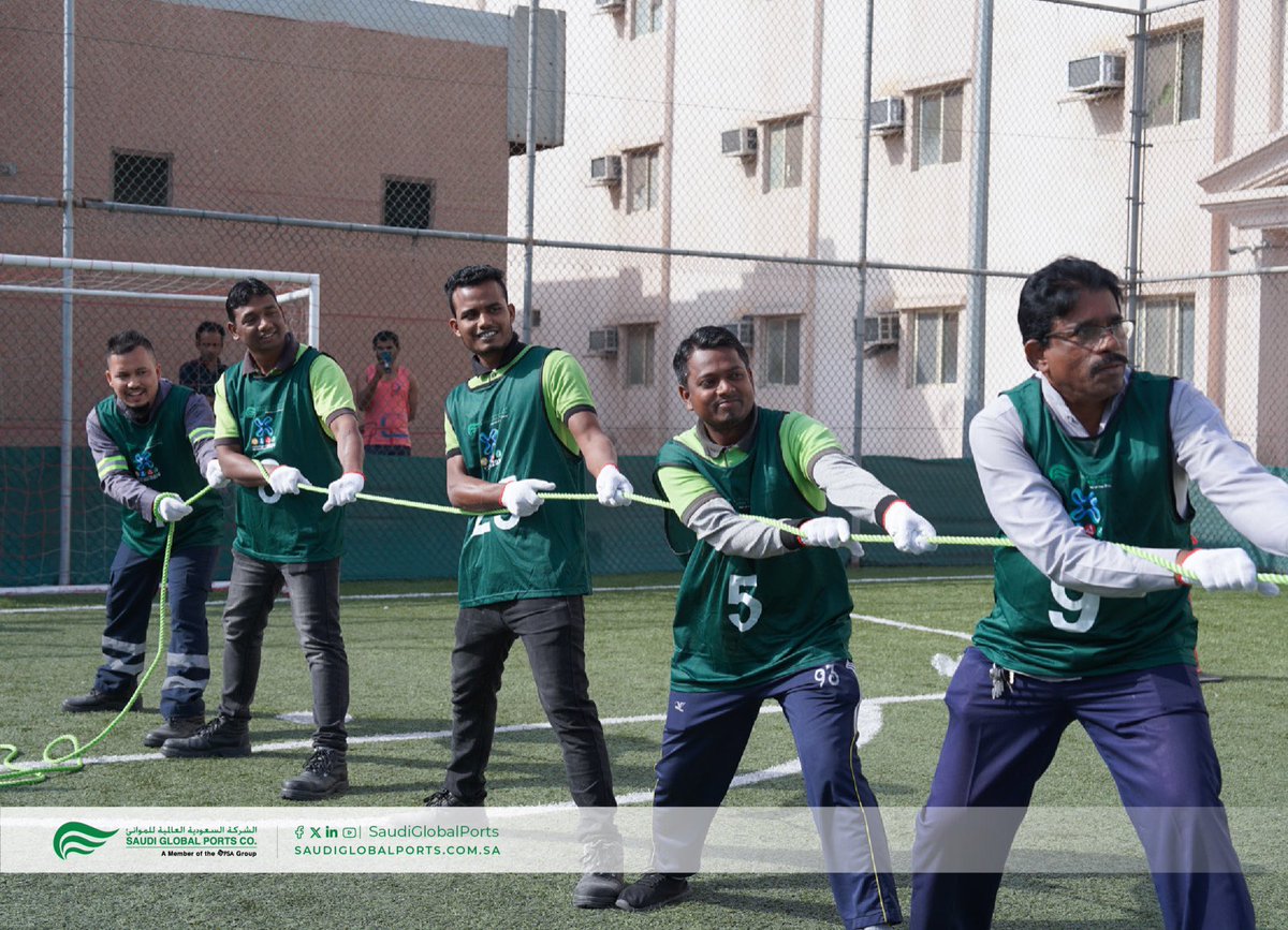 SaudiGlobalPort's tweet photo. تم تنظيم أسبوع السلامة لعام 2024 في #الشركة_السعودية_العالمية_للموانئ من 14-18 يناير في محطاتنا بالرياض والدمام بهدف تعزيز التنمية المستدامة في بيئة العمل. وتم تنظيم عدة أنشطة خلال الأسبوع، بما في ذلك توقيع شهادات السلامة السنوية، والأنشطة التوعوية، والفعاليات الرياضية. https://t.co/mKsZqFAwwm