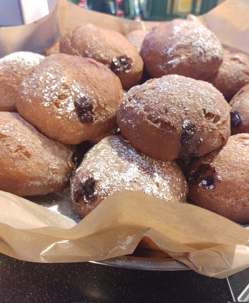 fibularyzacja's tweet image. Co za słota... 
(westchnęła biedna istota)
😉

A czy w Waszym ulubionym kinie też jest galeria (nie mylić z kinem w galerii [handlowej]), chill room i pyszne domowe pączki? 🤔

#mniam #idźnawystawę #idźdokina