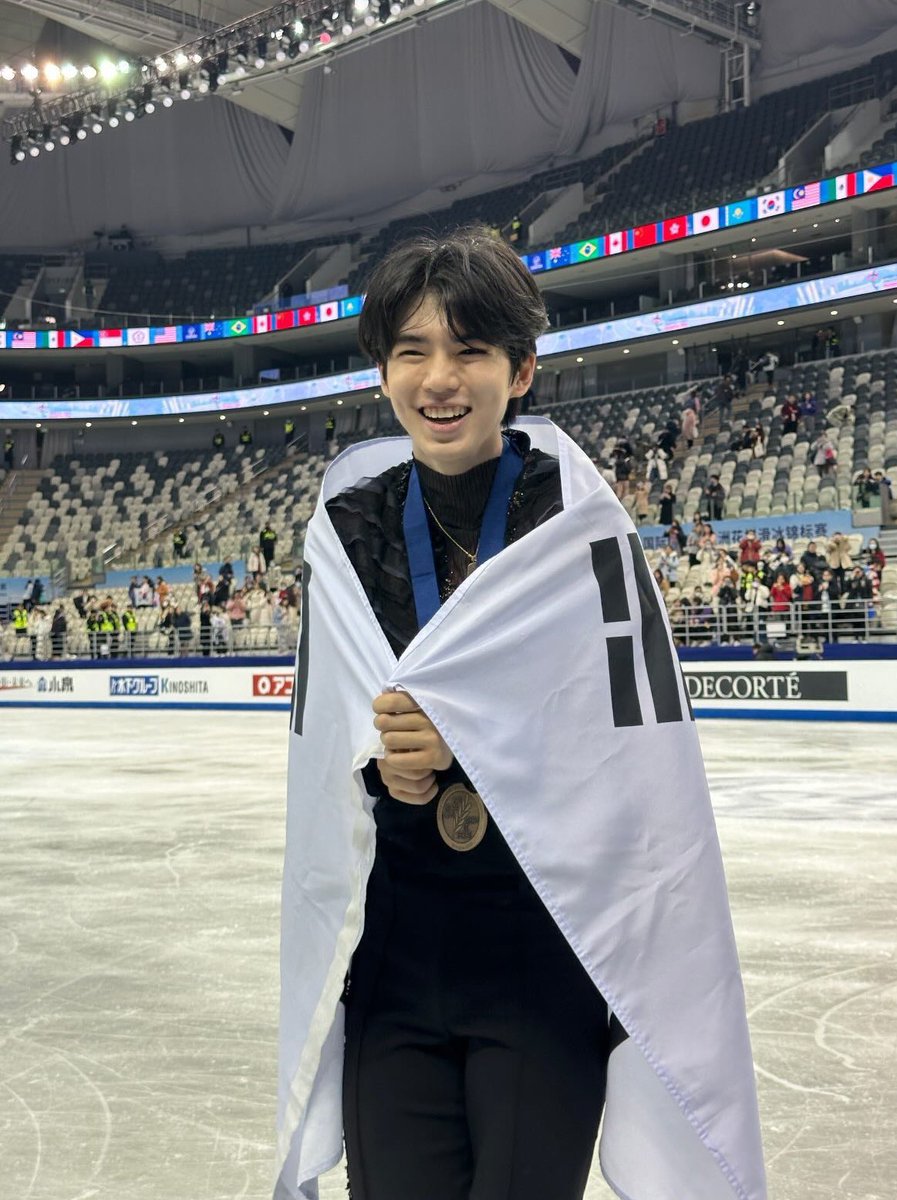 차준환 이 사진 메달에 태극기 활짝 웃는 표정까지 완전 성공한 국가대표< 의 정석이잖아 💗