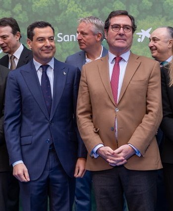 Ayer Pedro Sánchez anunció en la inauguración de GENERA la próxima aprobación de 900 M€ para financiar 10 grandes proyectos de #HidrogenoVerde
Hoy Juanma Moreno se apunta el tanto, queriendo liderar el mayor proyecto.