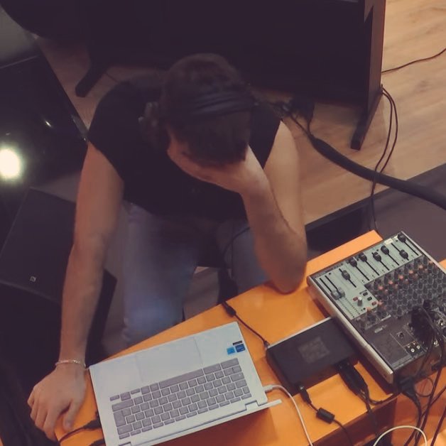 Escuchando musica que .... 😕
Soy masoca lo sé