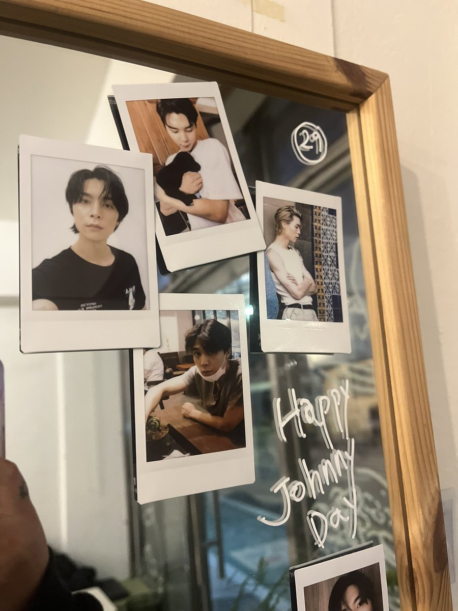 meorchi_cookie's tweet photo. 서울 나들이 와서 쟈니 생카에 다녀왔어요!
쟈니랑 너무 잘 어울리는 곳이었어요.
무드가 딱 서영호...!
그리고 여기 라떼 맛집이예요. 진짜 찐임
따뜻한 라떼 강추해요. 동생꺼 제가 다 뺏어먹었어요..
Happy Birthday, Johnny :)
#Johfamtography
#29graphy
#JOHNNY #쟈니 #ジョニー
@29_graphy https://t.co/2fS8uiAsaV