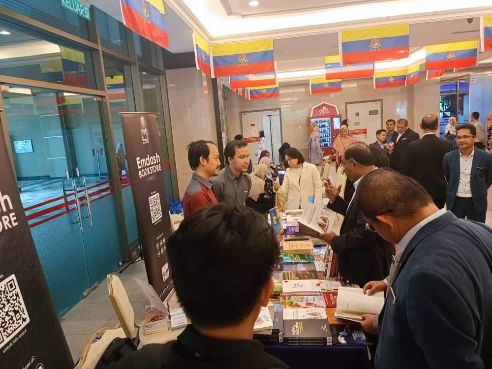 Terima kasih YB Dato' Seri Diraja Dr. Zambry Abd Kadir, Menteri Pendidikan Tinggi, yang singgah di reruai Emdash Bookstore di lobi bangunan Kementerian Pendidikan Tinggi hari ini. 

Seorang pencinta ilmu dan pembaca tegar, beliau memilih dua dozen buku terbitan Penerbit USM.