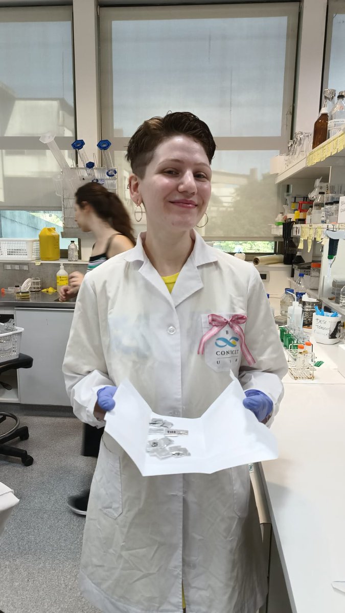 Pau Vacs with her first protein gel and <a href="/marchucarletti/">Mariana Carletti</a> with her first synthetic genes, working at <a href="/bmr_ibr/">BMRlab</a> <a href="/IBR_CONICET/">IBR</a>