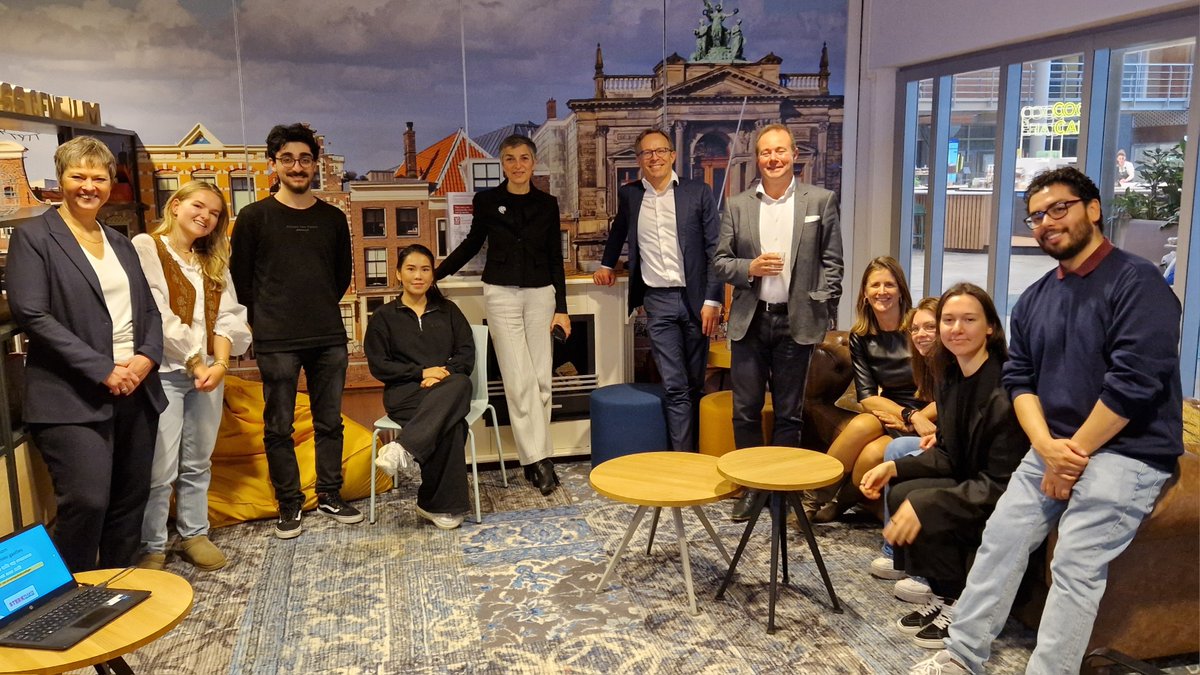 Hogeschool Inholland (@hsinholland) on Twitter photo Studentenwelzijn en studentsucces gaan hand in hand. In onze Studentsucces Centra helpen studentbuddy’s hun medestudenten. <a href="/MauriceLimmen/">Maurice Limmen</a> van Vereniging Hogescholen bezocht ons SSC in Haarlem: “Geweldig hoe studenten hier elkaar helpen.”
Meer lezen: 👉inholland.nl/nieuws/voorzit… Studentenwelzijn en studentsucces gaan hand in hand. In onze Studentsucces Centra helpen studentbuddy’s hun medestudenten. <a href="/MauriceLimmen/">Maurice Limmen</a> van Vereniging Hogescholen bezocht ons SSC in Haarlem: “Geweldig hoe studenten hier elkaar helpen.”
Meer lezen: 👉inholland.nl/nieuws/voorzit…