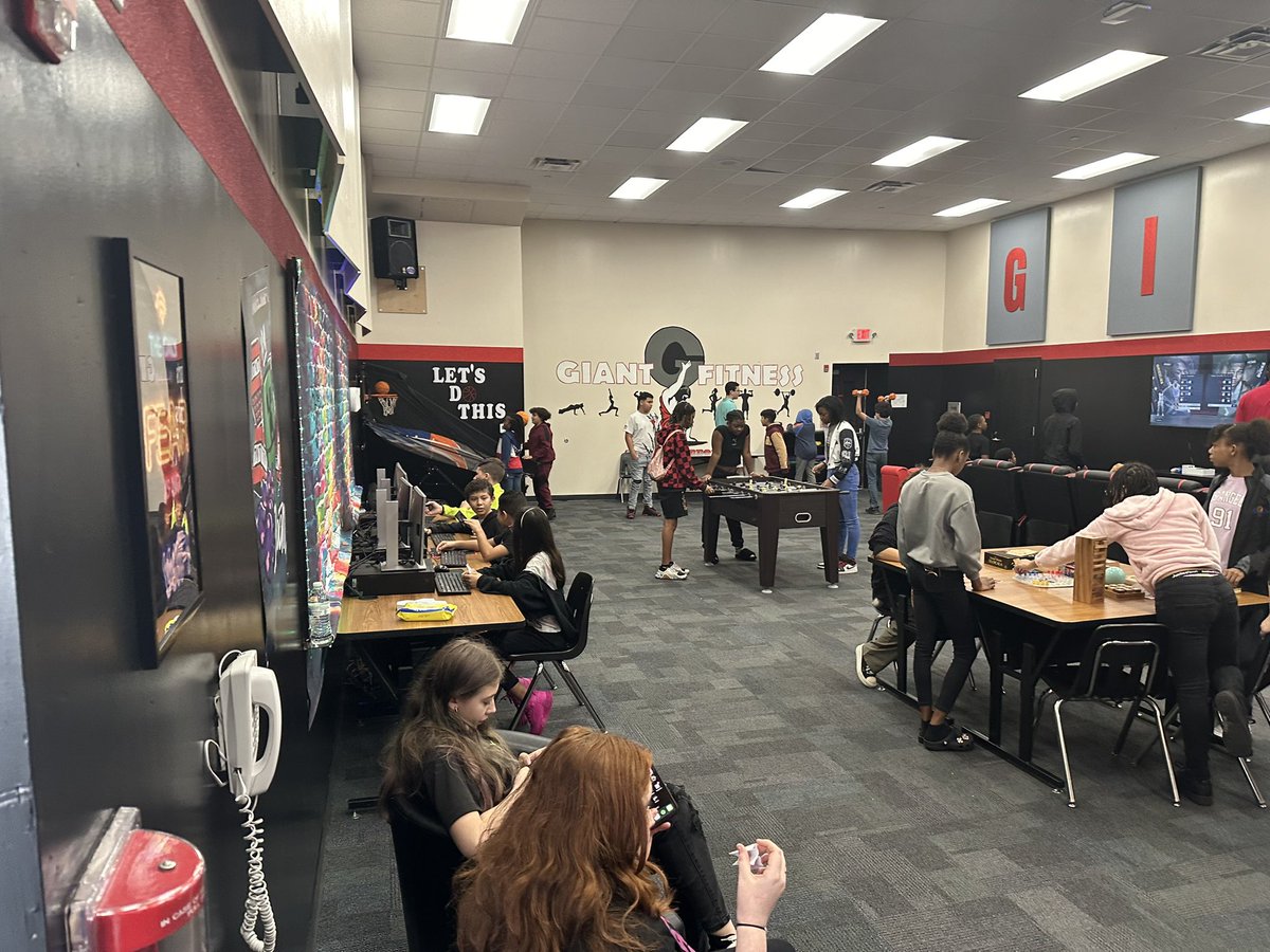 GiuntaMS_HCPS's tweet image. Our Giants loved their Incentive party in the Giants Den for PM assessment growth! Students had their data sheets to show us for positive conversations on the spot! GIANTS are GROWing! @MrYoung89139272 @TransformHCPS @VanAyresHCPS